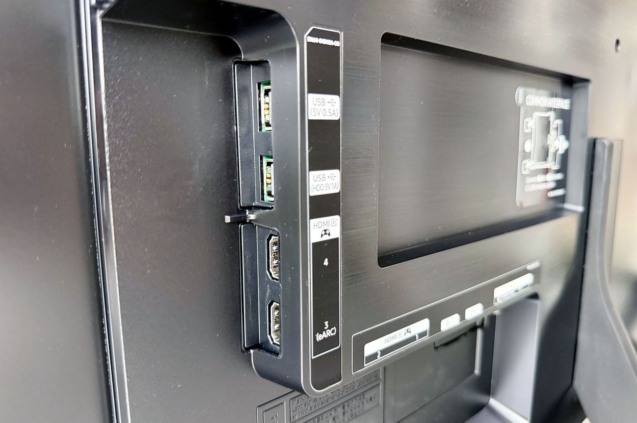 Samsung OLED S90H - panel ze złączami. 