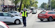 Policjant pokazuje kierowcom miejsce. Trzeba wiedzieć, co zrobić
