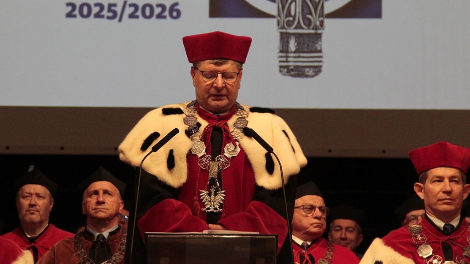 Rektor prof. Piotr Koszelnik w inauguracyjnej mowie zwrócił uwagę na sukcesy i porażki.