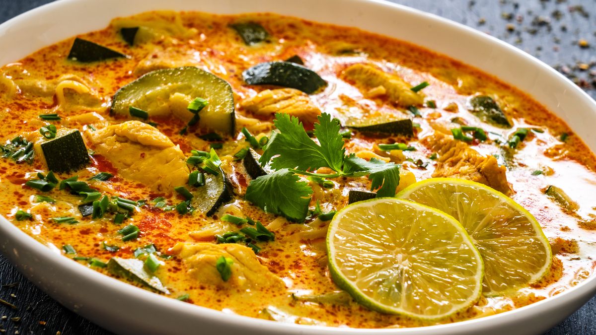 Zupa cukiniowa z kurczakiem jest lekka i pożywna