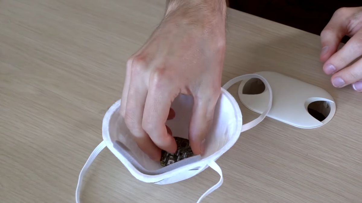 Chip Facebit w maseczce