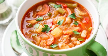 Letnia zupa minestrone z pęczakiem