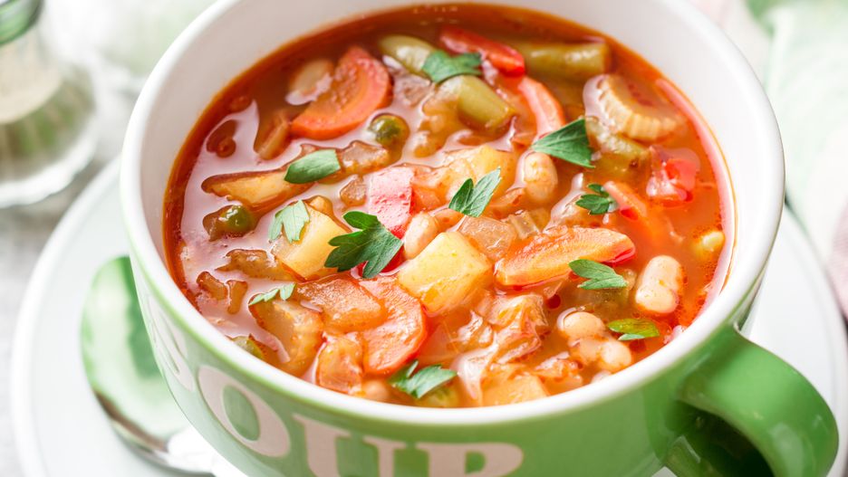 Letnia zupa minestrone z pęczakiem