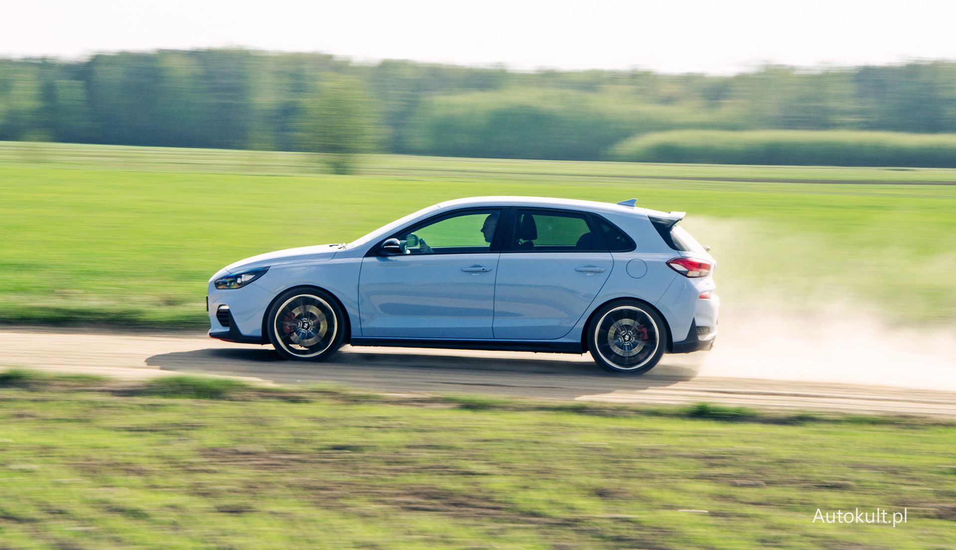 Test na szutrowej drodze pokazał, że Hyundai i30 N Performance świetnie czuje się w takich warunkach - jak rajdówka WRC.