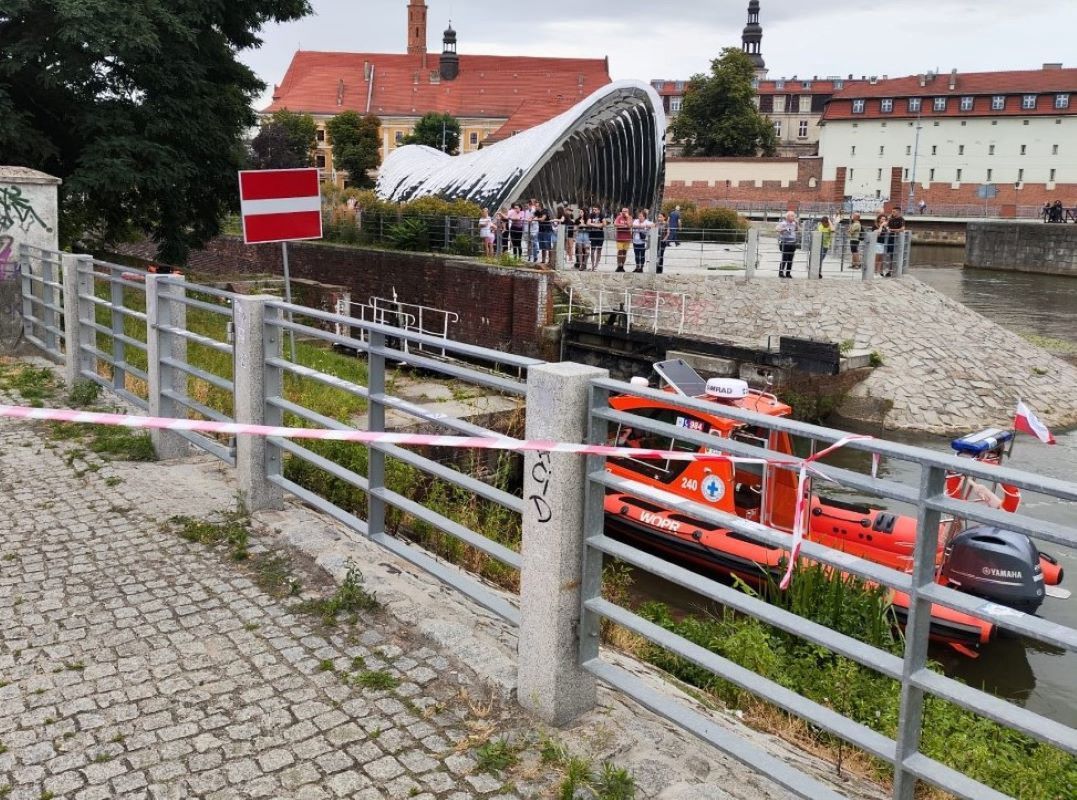 Bawili się na Wyspie Słodowej. 33-latek wskoczył do Odry. Już nie wypłynął