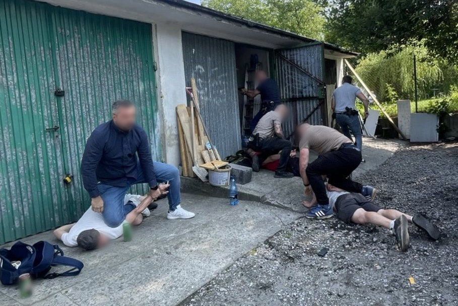 Policjanci zlikwidowali garażową wyprzedaż narkotyków w Bochni