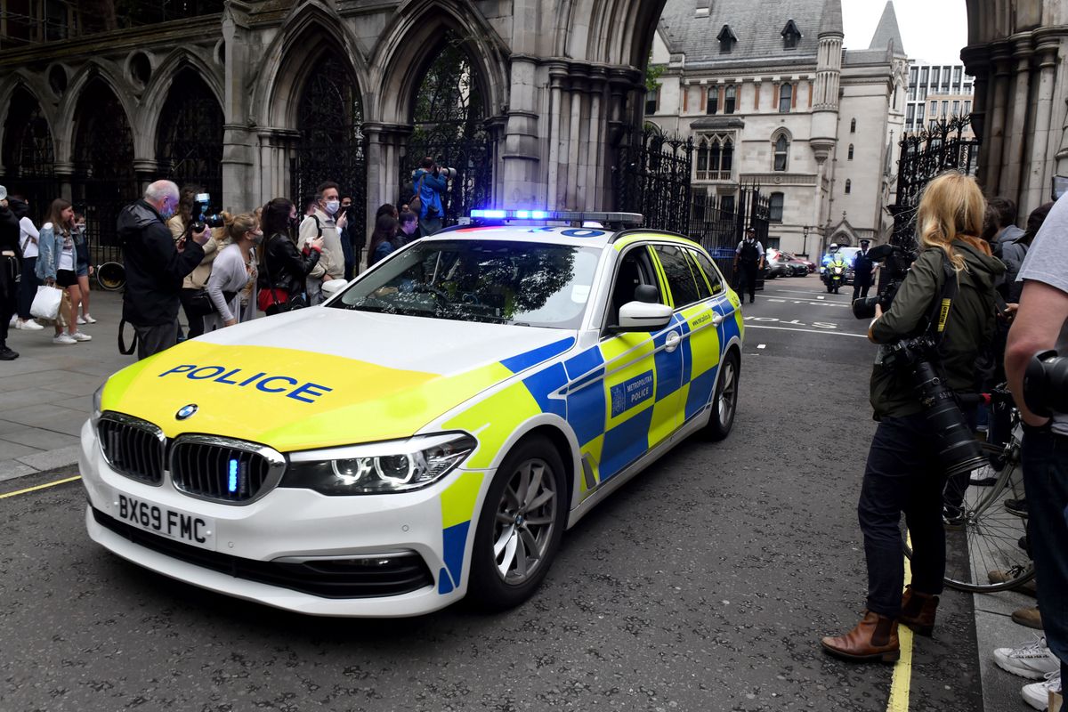 Wielka Brytania. Londyn. Policja zamknęła nielegalną imprezę. Biesiadnicy rzucali cegłami i butelkami