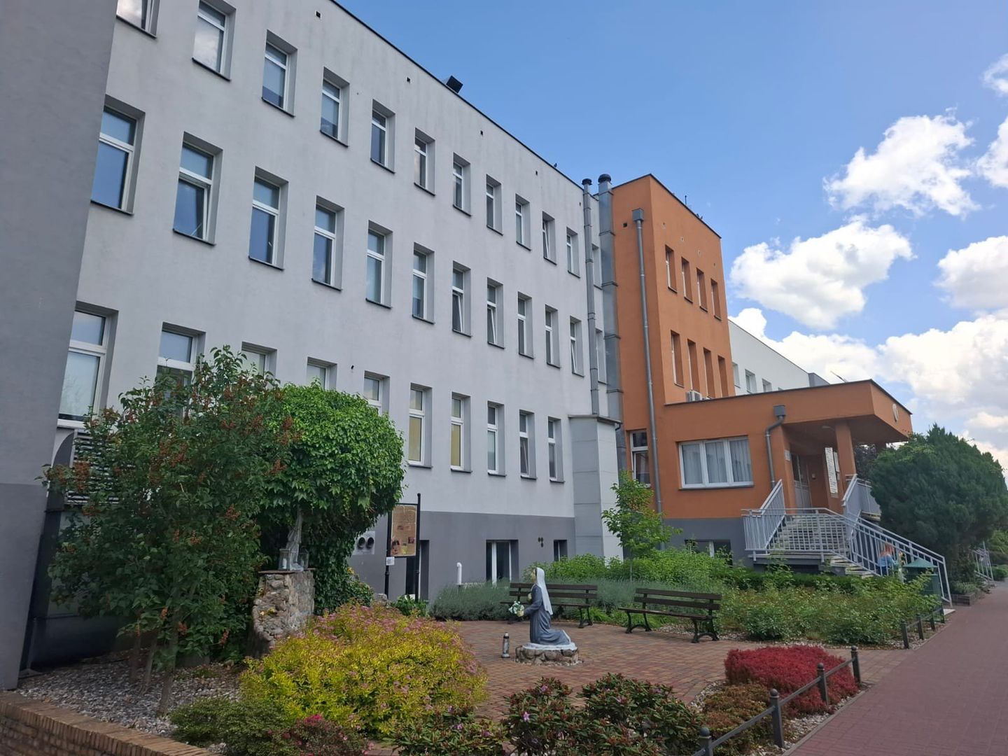 Szpital w Grodzisku Wielkopolskim od lat notuje stratę finansową. Placówka jest w trakcie restrukturyzacji, której celem jest ograniczenie kosztów i zrównanie ich z przychodami