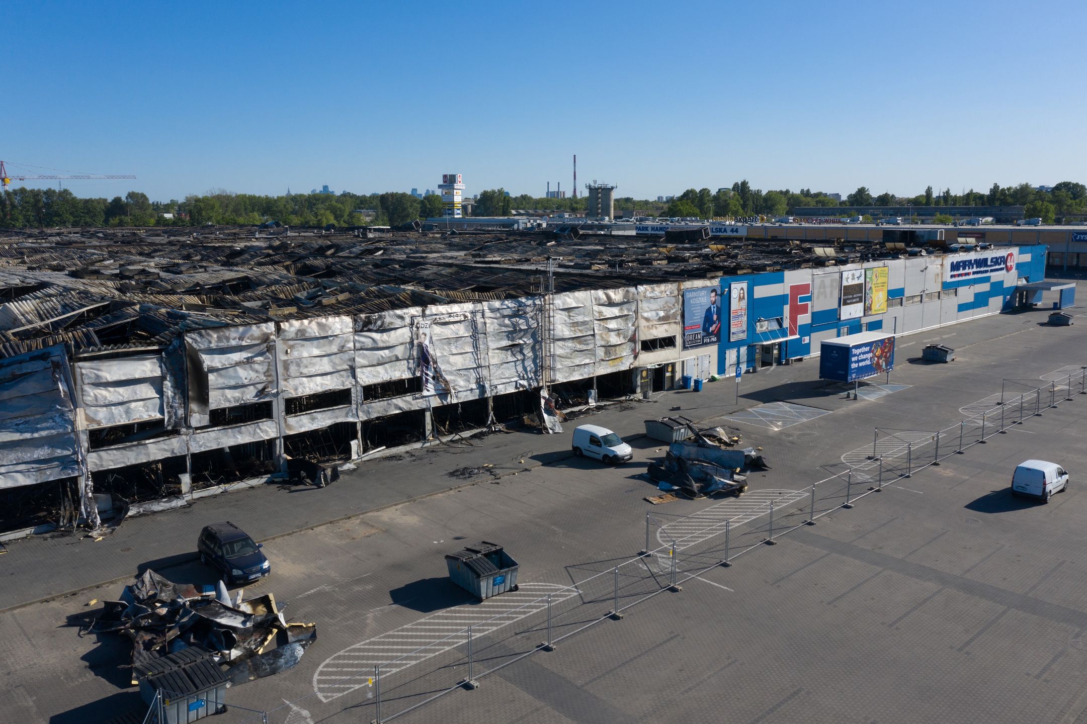 Warszawa, 13.05.2024. Zniszczona po pożarze hala kompleksu handlowego przy ul. Marywilskiej 44 w Warszawie, 13 bm. Prokuratura Okręgowa Warszawa-Praga wszczęła śledztwo w sprawie pożaru hali targowej, do którego doszło 12 bm. (jm) PAP/Leszek Szymański