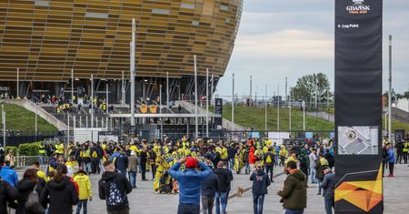 Absurd z luzowaniem obostrzeń. Na mecz pójdziesz, na koncert już nie. Minister tłumaczy