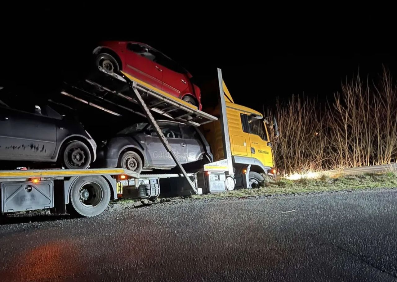 Ciężarówka transportująca samochody osobowe wjechała do rowu