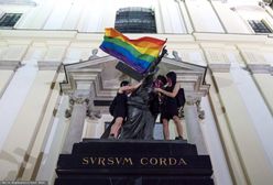 Warszawa. Tęczowe flagi na pomnikach. Policja zatrzymała dwie aktywistki