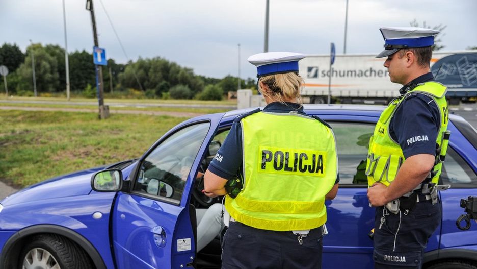 Wrocław. Roczne niemowlę w zamkniętym samochodzie. Policjanci musieli wybić szybę