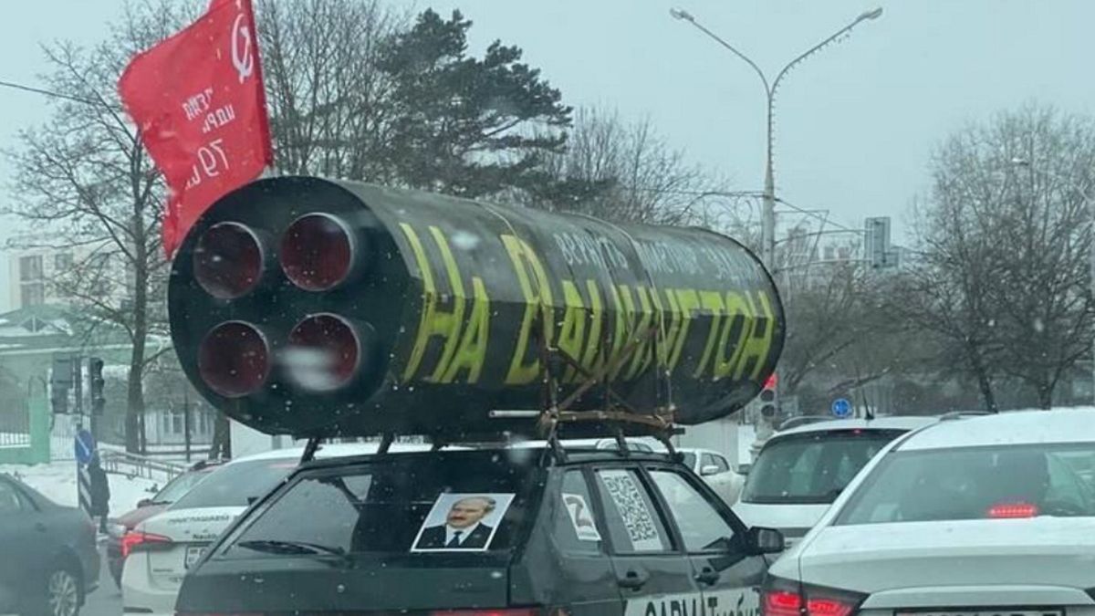 Taki samochód jeździ po ulicach Mińska. Jego właściciel liczy na zdobycie przychylności rządu?