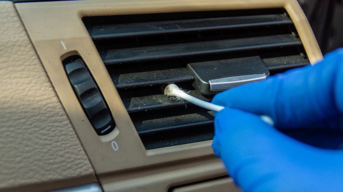 Patyczki do uszu to narzędzie, które przydaje się podczas dokładnego czyszczenia wnętrza auta.