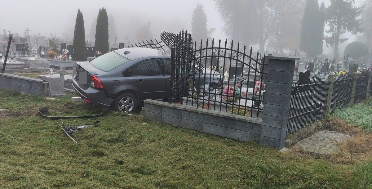 Stracił panowanie nad Volvo i wjechał w cmentarz