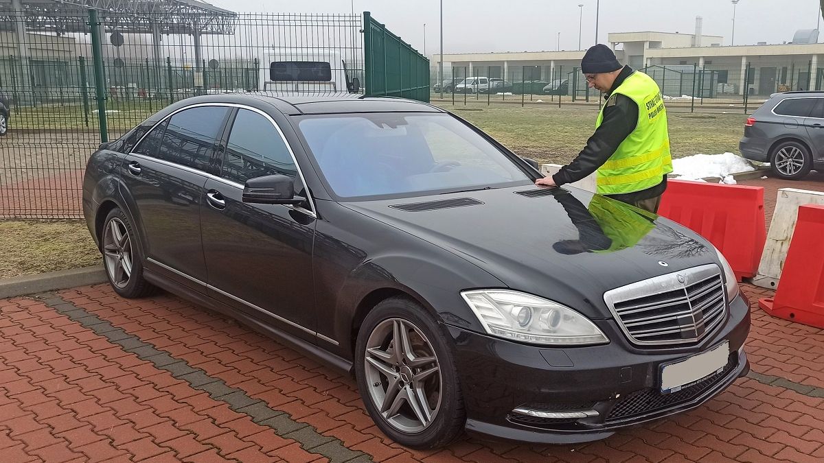 Funkcjonariusze kontrolują skradzionego Mercedesa