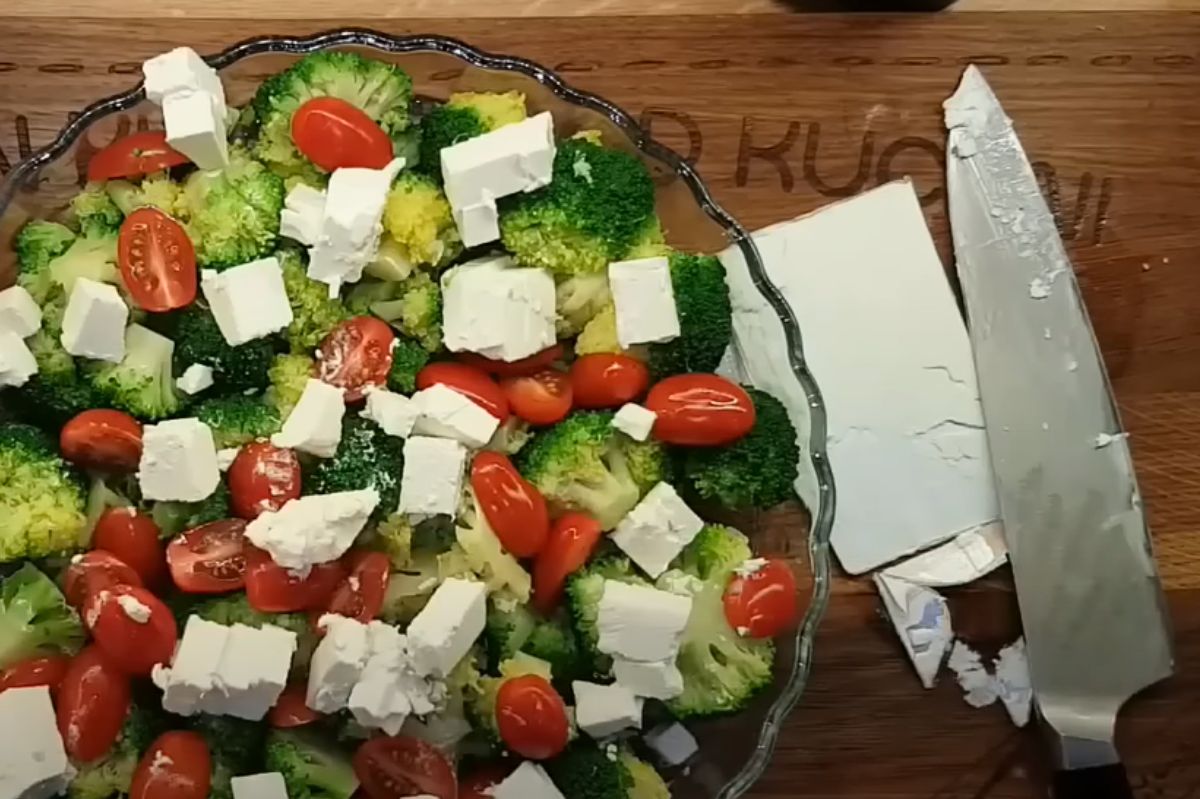 Sałatka z brokułami i serem feta (fot. screen z kanału Damian kuchnia od kuchni)