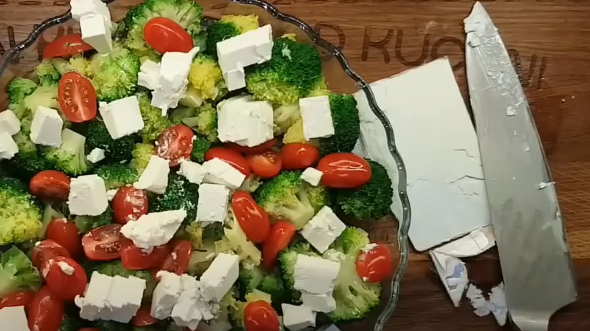 Sałatka z brokułami i serem feta (fot. screen z kanału Damian kuchnia od kuchni)