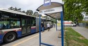 Zniszczona wiata autobusowa na pętli Kapuściska. Wybita szyba i mnóstwo szkła na przystanku