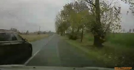 Zrobił to po wyprzedzeniu. Wpadł jak śliwka w kompot