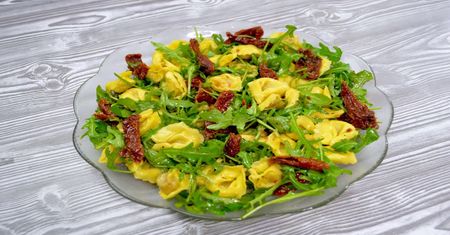 Sałatka z tortellini, suszonymi pomidorami i rukolą. Prosta przekąska