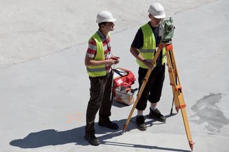 Geodeta pilnie poszukiwany. Niskie zarobki do pracy nie zachęcają