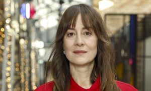 Wskoczyła w spodnie, które optycznie wydłużają nogi. Ale spójrzcie na buty