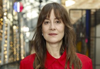 Wskoczyła w spodnie, które optycznie wydłużają nogi. Ale spójrzcie na buty