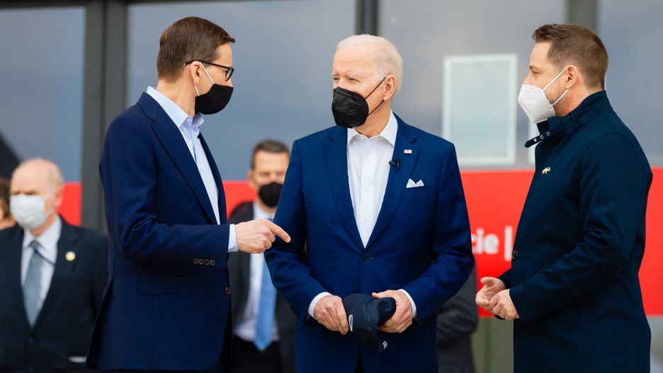 Prezydent USA Joe Biden (w środku) z prezydentem Warszawy Rafałem Trzaskowskim (z prawej) i premierem Mateuszem Morawieckim
