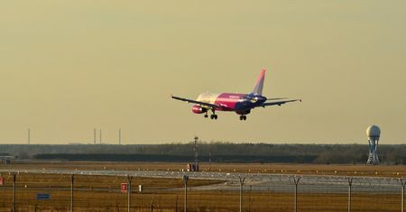 Wrocław. Samolot WizzAir krąży nad miastem. Zaniepokoił mieszkańców