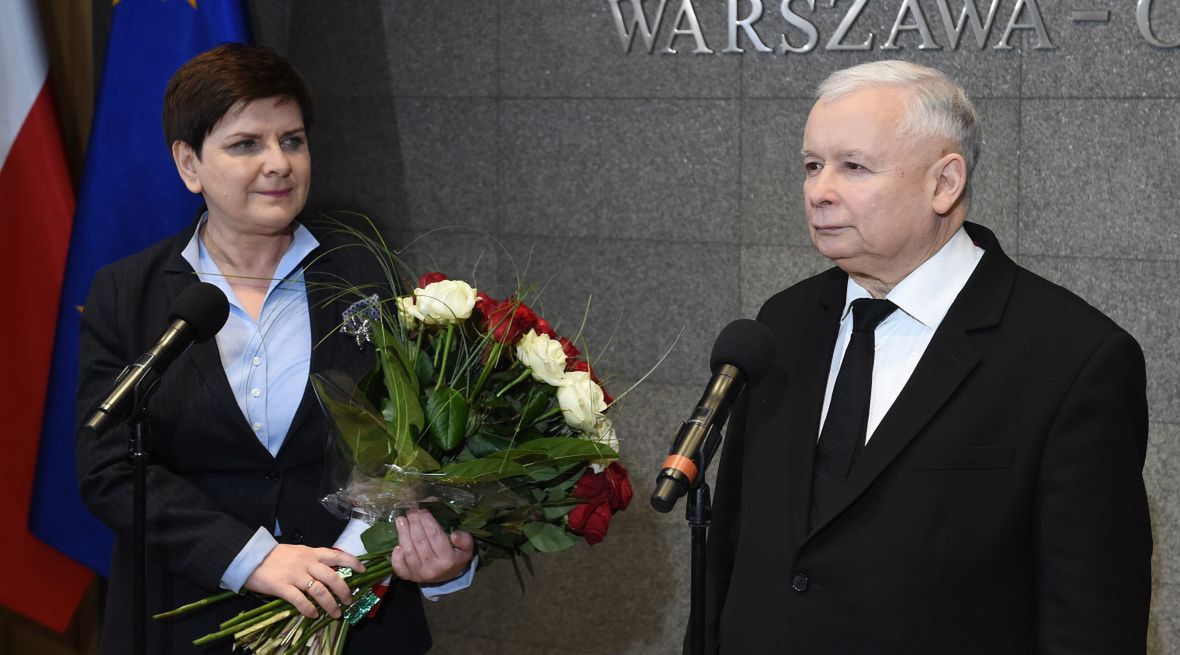 Beatę Szydło po przylocie z Brukseli witał sam prezes PiS. Mówił o niej "mąż stanu". Kilka godzin wcześniej Polska przegrała głosowanie w sprawie wyboru Tuska 1:27