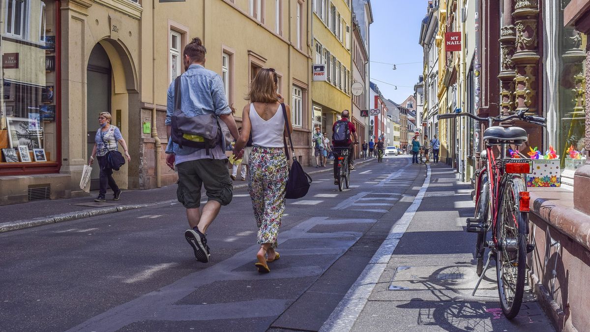 Konsumenci i przedsiębiorcy bardziej optymistyczni. Ale tempo poprawy zwalnia. 