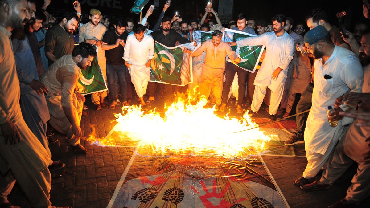 epaselect epa12078880 People burn a portrait of Indian Prime Minister Narendra Modi after India launched missile strikes in Pakistan, in Hyderabad, Pakistan, 07 May 2025. EPA/NADEEM KHAWER Dostawca: PAP/EPA.