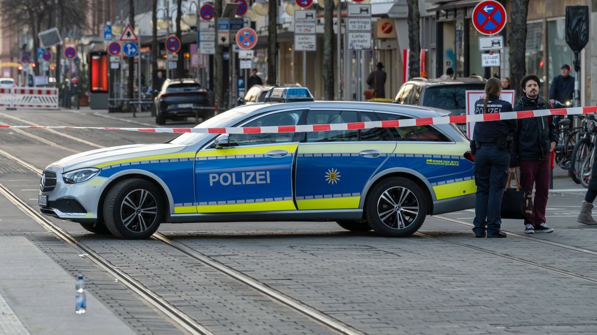 Samochód wjecha? w t?um ludzi w Mannheim
Mannheim, Baden-W?rttemberg, Germany - March 3, 2025: Car crashes into a crowd of people in Mannheim city center, injuring several people and killing some. Police are on the scene with several vehicles *** Auto Rast in der Mannheimer Innenstadt in eine Menschenmenge wobei mehrere Personen verletzt und teilweise getötet wurden. Am Tatort befindet sich die Polizei mit mehreren Fahrzeugen vor Ort
IMAGO/Michael Bihlmayer