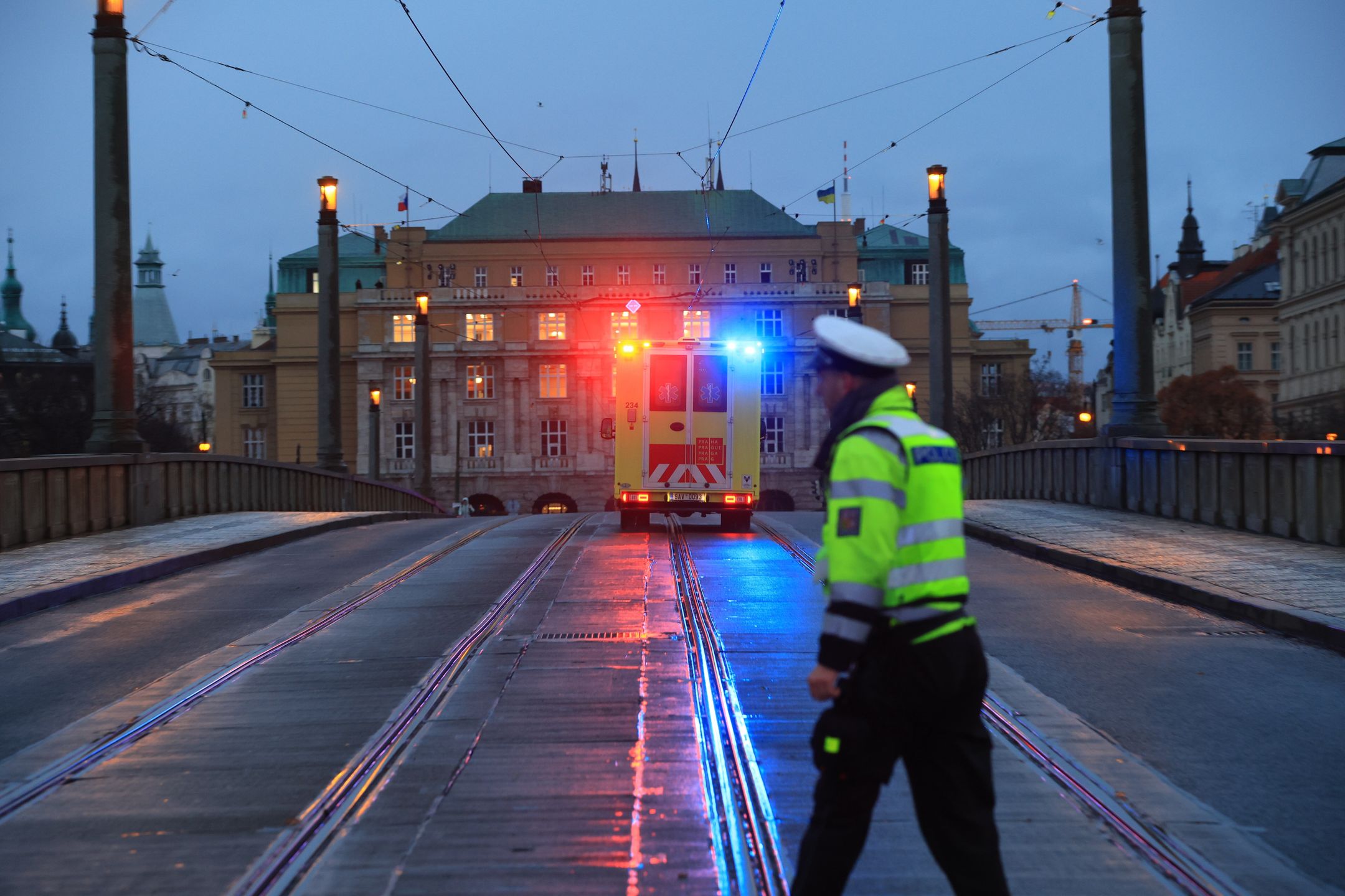 Several dead in central Prague shooting
epaselect epa11039960 A Police officer stands guard as an ambulance rushes to the scene of a shooting in central Prague, 21 December 2023. According to Czech Police several people have been killed and "dozens" injured in an incident in the capital of the Czech Republic.  EPA/MARTIN DIVISEK 
Dostawca: PAP/EPA.
MARTIN DIVISEK
epaselect