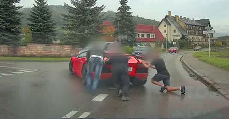 Lamborghini potrzebowało pomocy. Kierowcy wyszli ze swoich aut