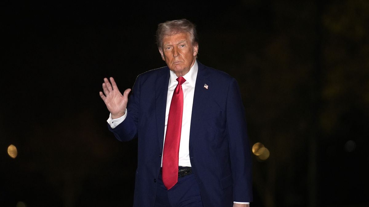 US President Donald Trump waves as he walks on the South Lawn of the White House in Washington, DC, USA, 30 March 2025 upon his return from Florida. EPA/Yuri Gripas / POOL Dostawca: PAP/EPA.