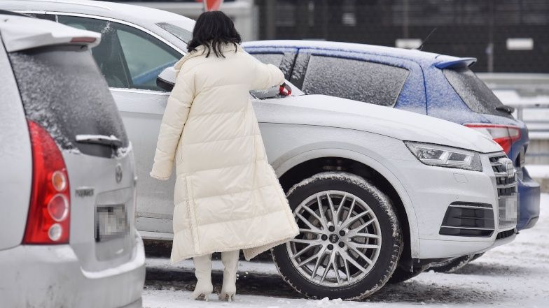 Katarzyna Cichopek w białych kozaczkach na śniegu
