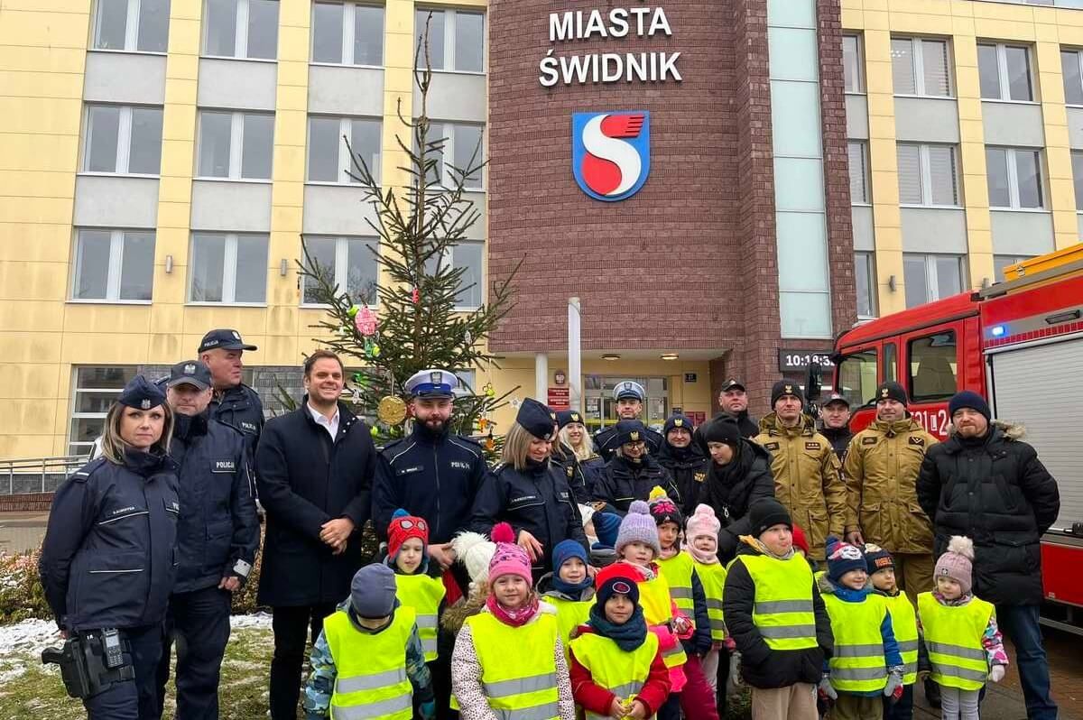 Ubieranie choinki pod UM Świdnik