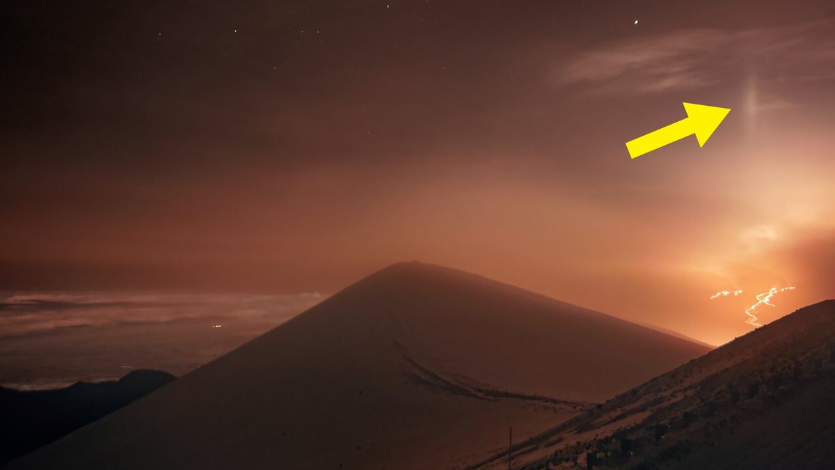 Słup światła nad wulkanem.