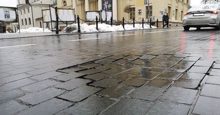 W centrum Lublina zapada się jezdnia. Ulica przeszła remont zaledwie cztery lata temu