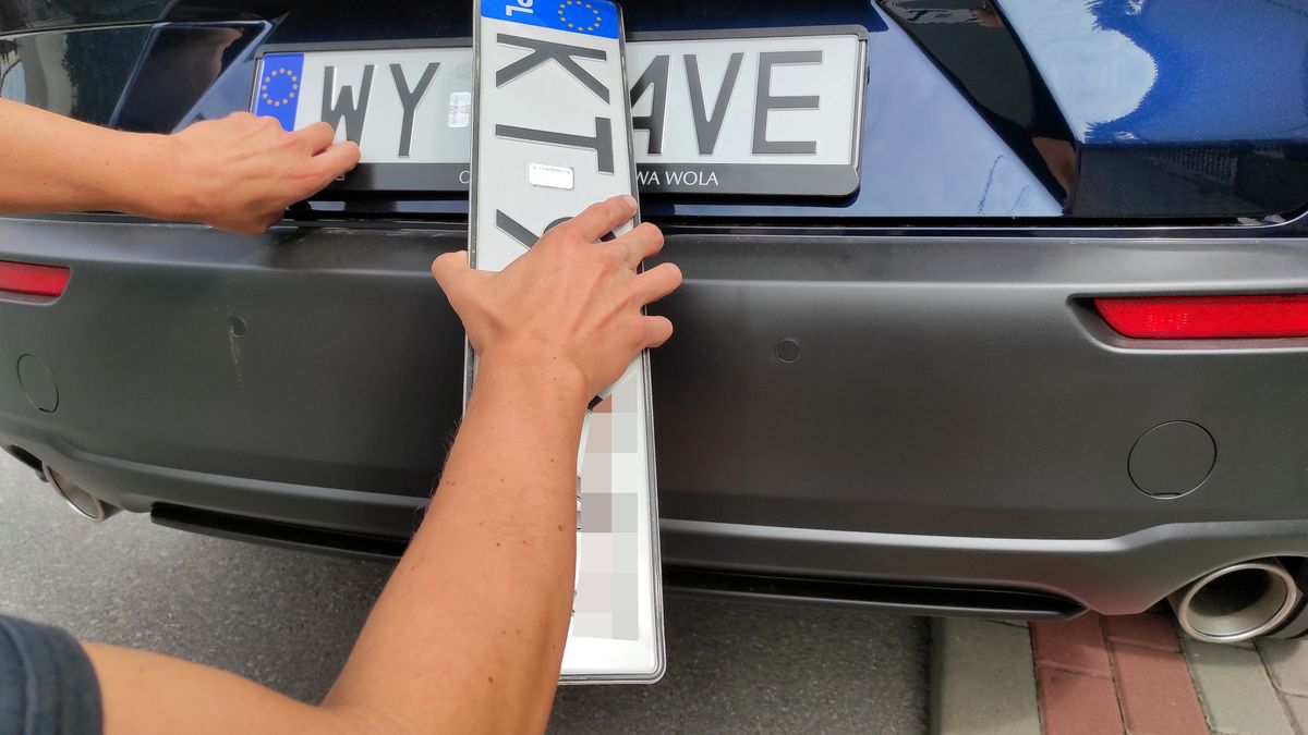 Wymiana tablic rejestracyjnych (fot. autokult.pl)