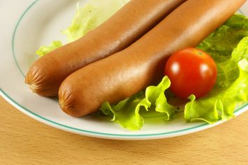 Czy Polacy karmią dzieci parówkami? Zapytaliśmy i już wiemy, jaki mają do nich stosunek