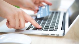Wpisał w przelewie "rozliczenie-Kuba". Bank zablokował mu pieniądze