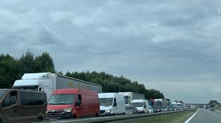 Wrocław: Ciężarówka wpadła do rowu, droga jest zablokowana. Kierowcy, uważajcie na poranne utrudnienia na A4