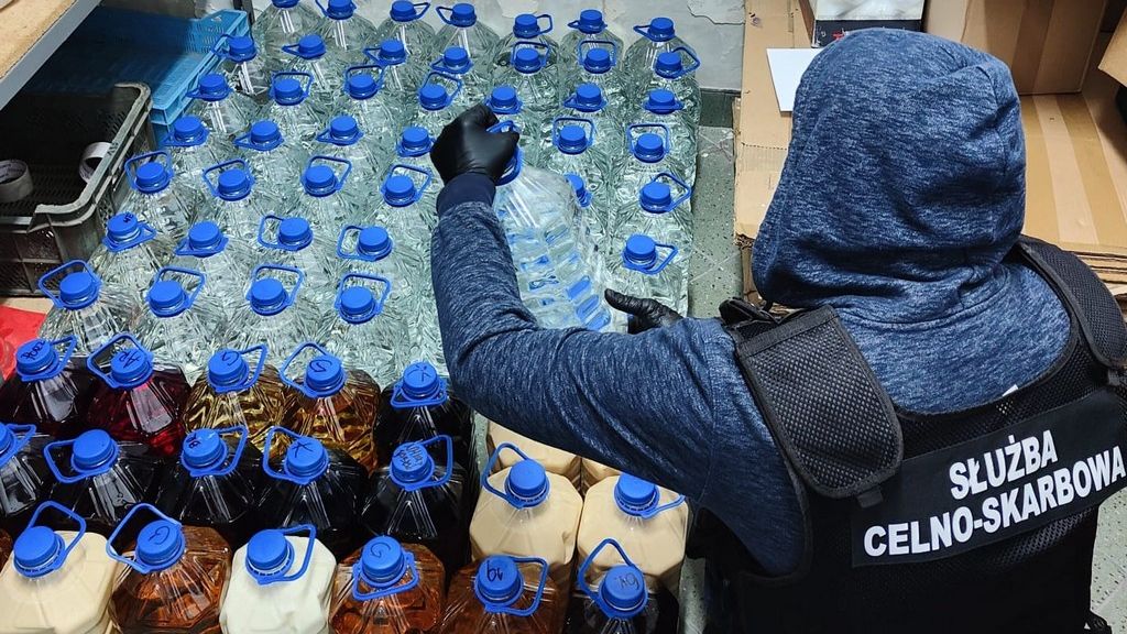 Funkcjonariusze Służby Celno-Skarbowej przejęli 355 l. bimbru