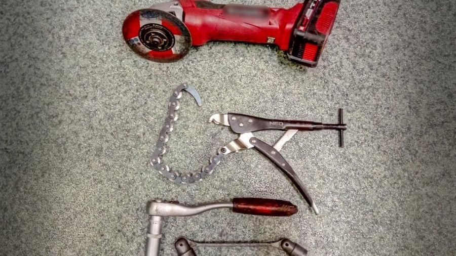 Klucze i akumulatorowa szlifierka kątowa - to podstawowe narzędzia złodziei. Z takim sprzętem wszystko trwa kilka minut.