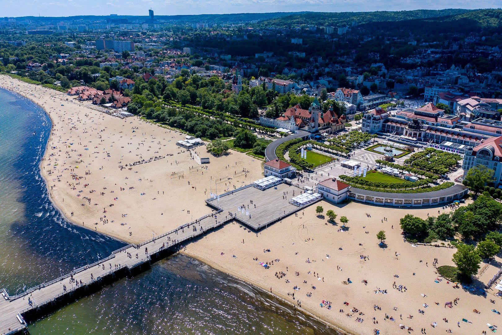 Sopot słynie z najdłuższego drewnianego molo nad Bałtyku. Pomost ma ponad 500 m długości! Niestety, sopocka plaża jest latem bardzo zatłoczona.