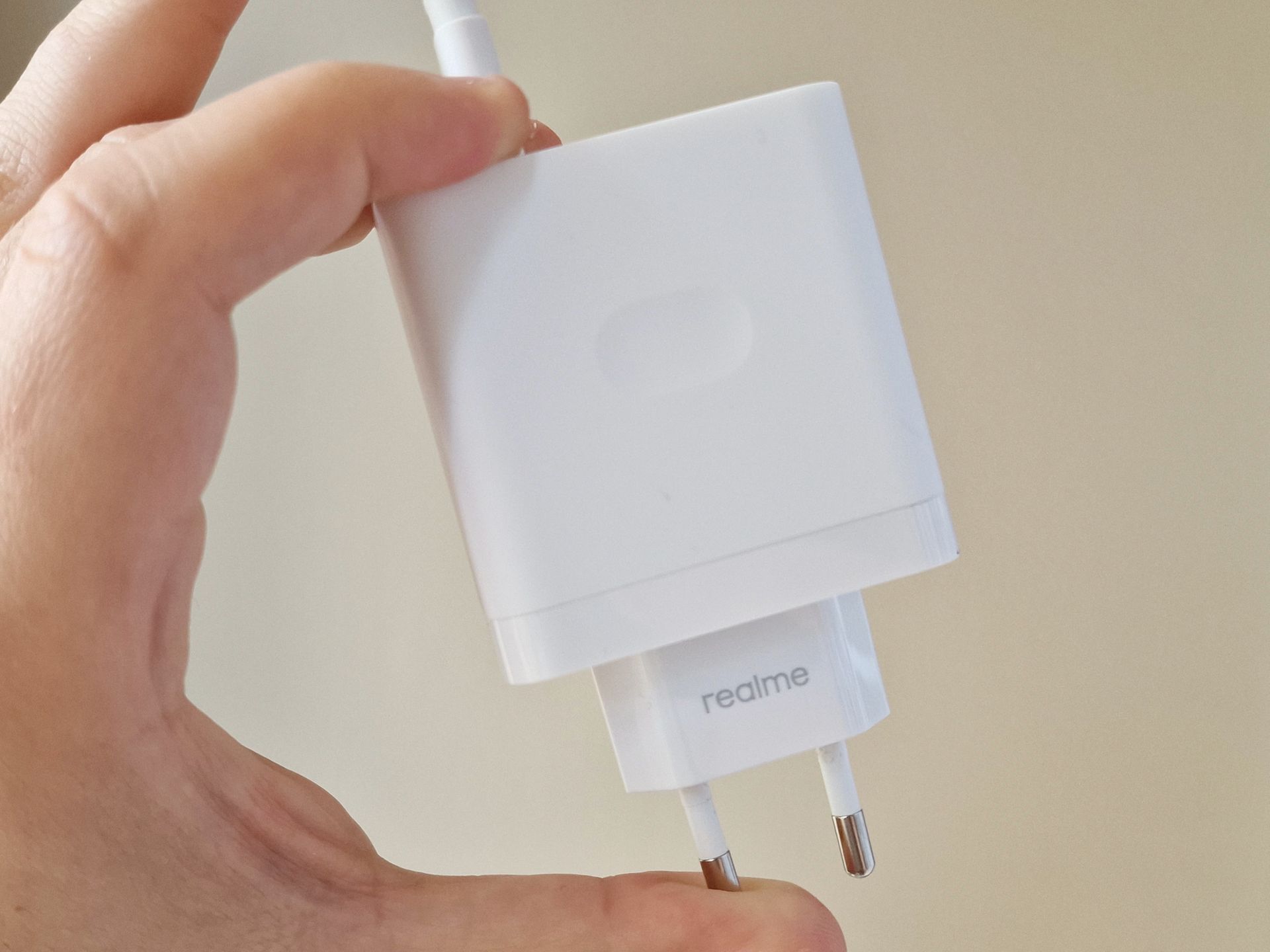 Zasilacz do realme GT Neo 3 waży ok. 190 gramów